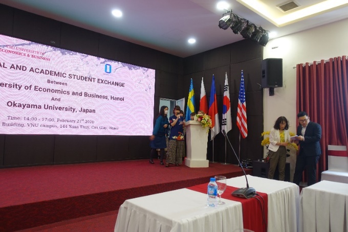 ベトナム国家大学ハノイ校経済経営大学(VNU-UEB)でのプレゼンテーション