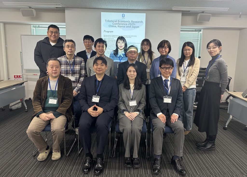 図1:本学経済学部会議室にて